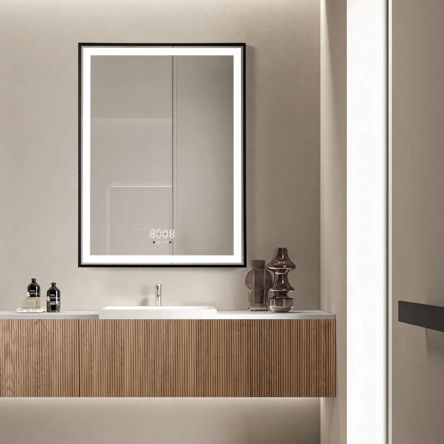 Oglinda LED 60×80 cm cu Rama Neagra, Senzor Miscare Premium – 3 Tipuri de Lumina, Dimabila, Ceas & Temperatura, Dezaburire